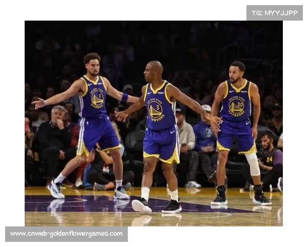 库里场边指导年轻球员,勇士替补席互动展现团队凝聚力 库里场边指导年轻球员,勇士替补席互动展现团队凝聚力